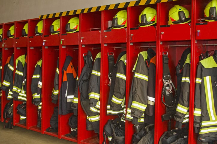 Feuerwehr Schutzkleidung in Regal hängend